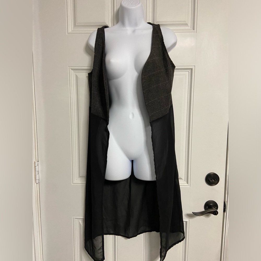 D6- Black-Grey Plaid Sleeveless Mesh Tiered Open Front Cardigan